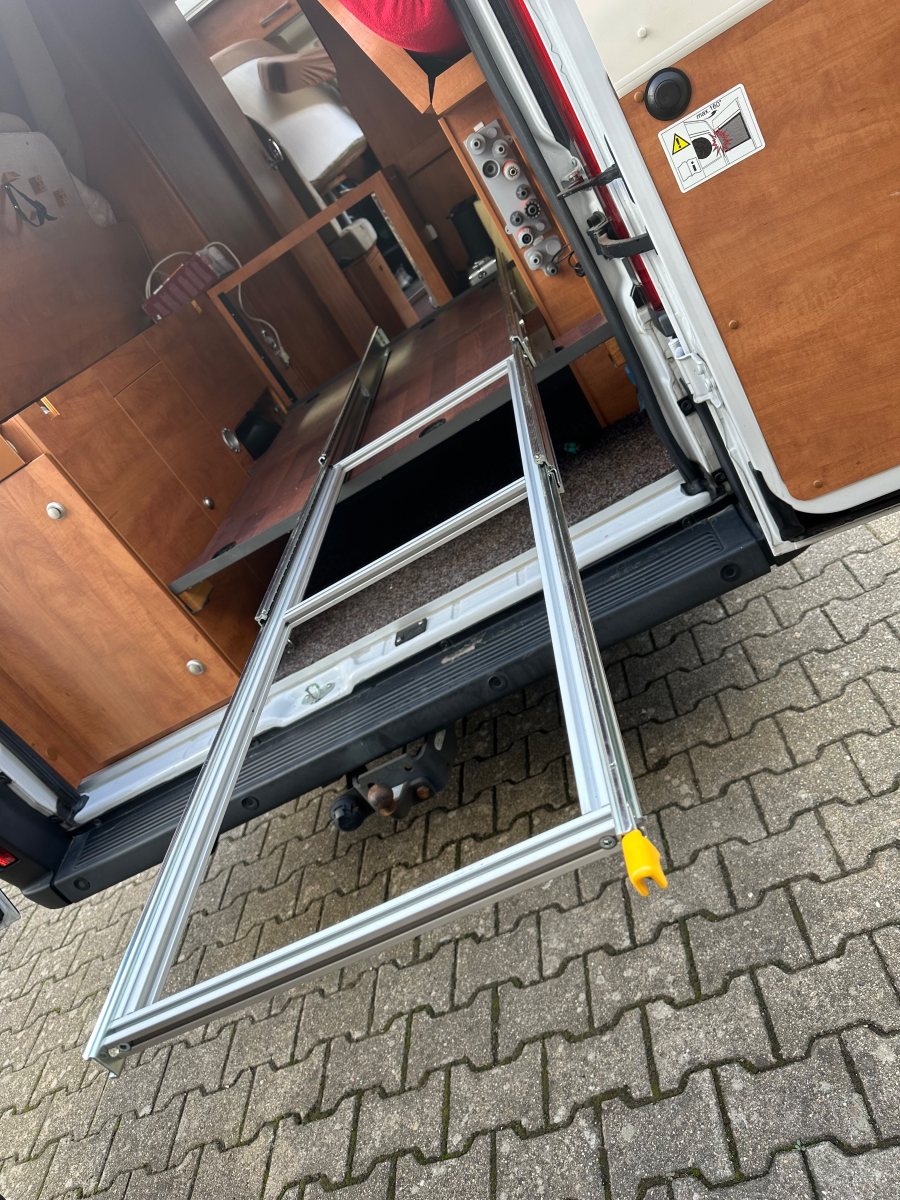 Rear pull-out tray – Before